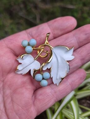 Sarah Coventry 1967 Placid Beauty White Enamel Leaves Blue Berry Brooch 2"